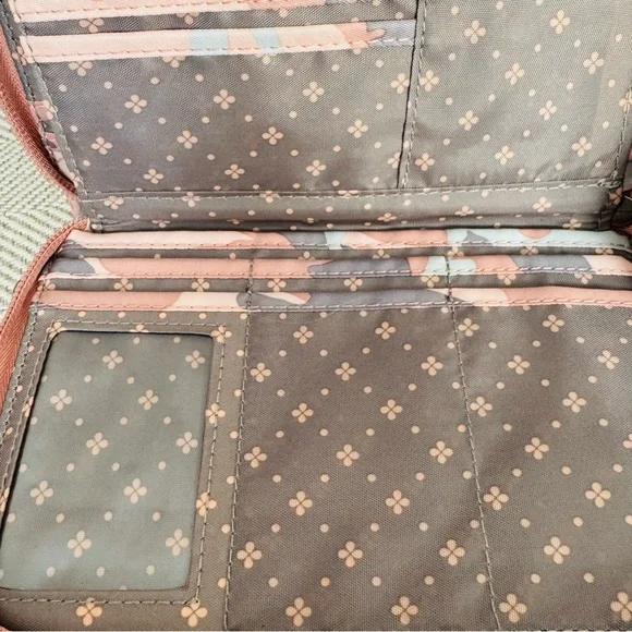 Lug Pink and Gray Camouflage Quilted Clutch - Picture 13 of 16